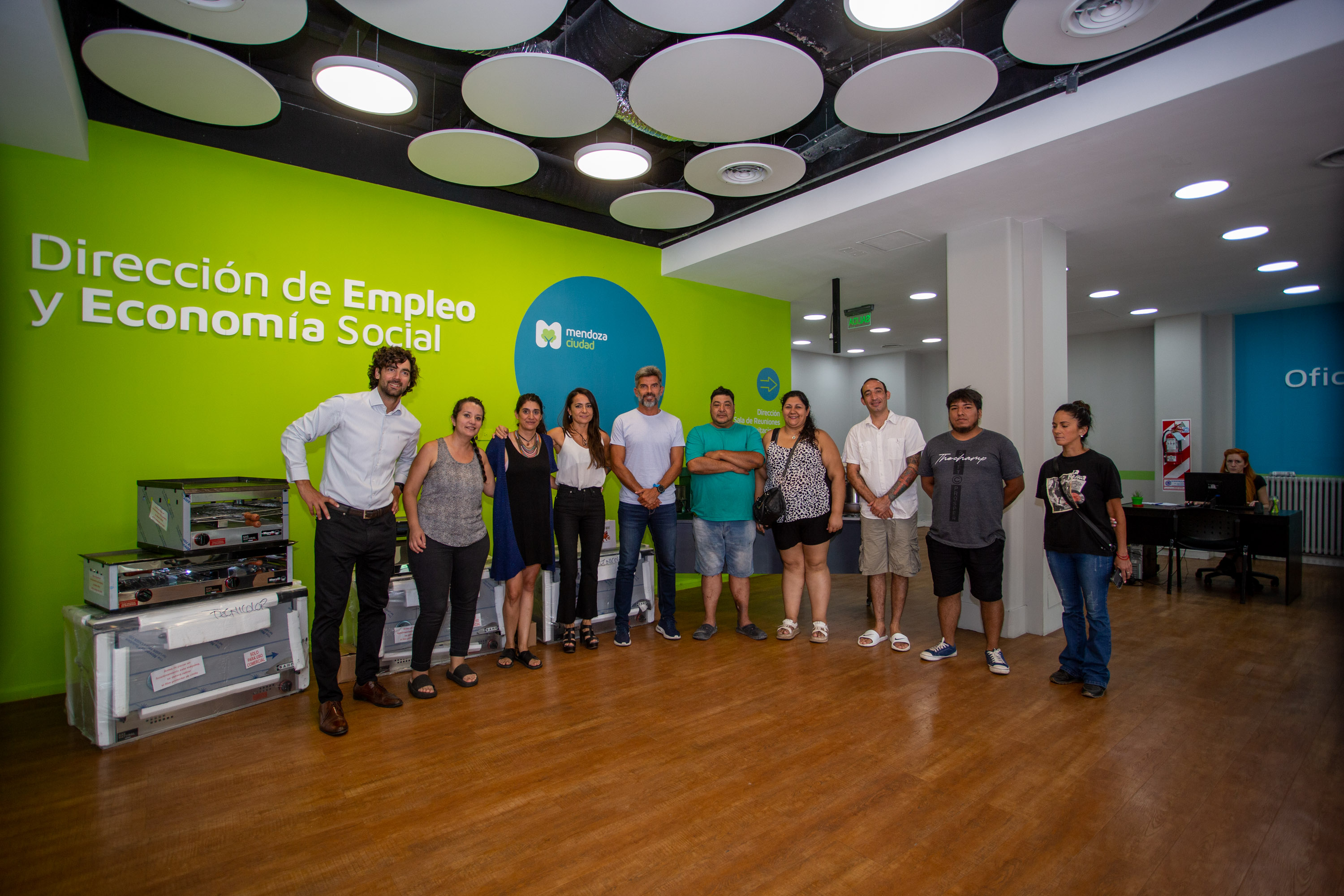 Ciudad de Mendoza: Ulpiano Suarez entregó equipamiento de trabajo a emprendedores de la economía social